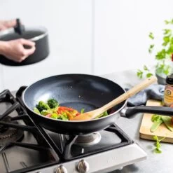 GreenPan Memphis Keramische Wokpan - Ø 28 Cm - PFAS-vrij 25 GreenPan Memphis Keramische Wokpan - Ø 28 Cm - PFAS-vrij -Korting Op Keukengerei 1200x1200 1035