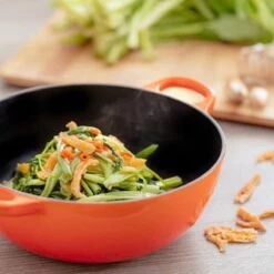 Le Creuset Wokpan / Balti Dish - Mat Zwart - ø 24 Cm / 2.7 Liter - Geëmailleerde Anti-aanbaklaag -Korting Op Keukengerei 1200x1200 1050