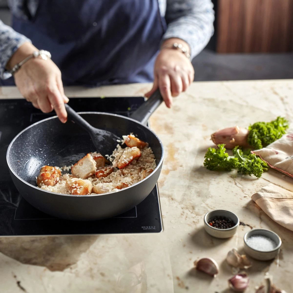 Demeyere Alu Classico 3 Wokpan – Inductie – Ceraforce Keramische Antikleeflaag – 28 Cm – PTFE En PFAS Vrij 5 Demeyere Alu Classico 3 Wokpan – Inductie – Ceraforce Keramische Antikleeflaag – 28 Cm – PTFE En PFAS Vrij - Afbeelding 5