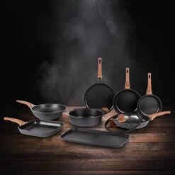 Rosmarino Black Line - Wokpan - Ø30cm - 100% PFAS & PFOA Vrij - Gegoten Aluminium - Non-stick Minerale Coating - Ergonomische Handgreep - Geschikt Voor Alle Warmtebronnen & Vaatwasser 22 Rosmarino Black Line - Wokpan - Ø30cm - 100% PFAS & PFOA Vrij - Gegoten Aluminium - Non-stick Minerale Coating - Ergonomische Handgreep - Geschikt Voor Alle Warmtebronnen & Vaatwasser -Korting Op Keukengerei 1200x1200 1108