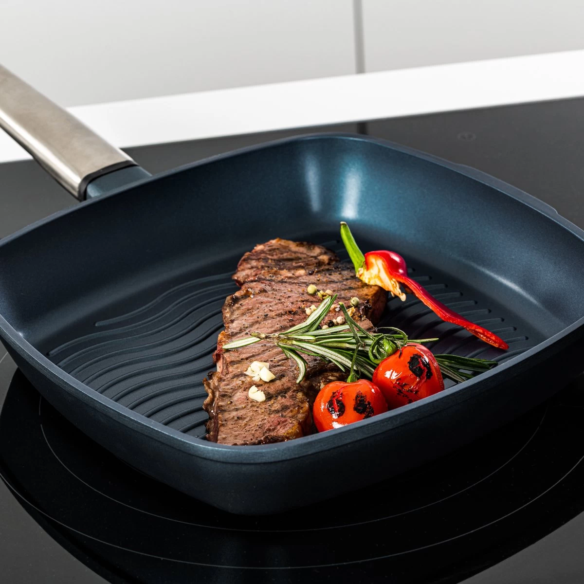 Westinghouse Performance Series - Grillpan Inductie 28cm - Luxe Grillpan - Blauw - Steakpan - Geschikt Voor Alle Warmtebronnen Inclusief Inductie En Ovenbestendig 4 Westinghouse Performance Series - Grillpan Inductie 28cm - Luxe Grillpan - Blauw - Steakpan - Geschikt Voor Alle Warmtebronnen Inclusief Inductie En Ovenbestendig - Afbeelding 4
