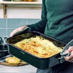 Dagelijkse Kost Door Jeroen Meus - Braadslede 39,5x28,6cm - Olijfgroen - Emaille - PFAS-vrij -Korting Op Keukengerei 1200x1200 1801