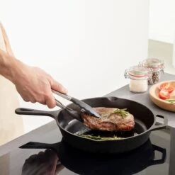 Navaris Gietijzeren Koekenpan - Braadpan Van Gietijzer - Ronde Skillet - Geschikt Voor Alle Warmtebronnen - Ø 30 Cm - Ovenbestendig Tot 260 Graden