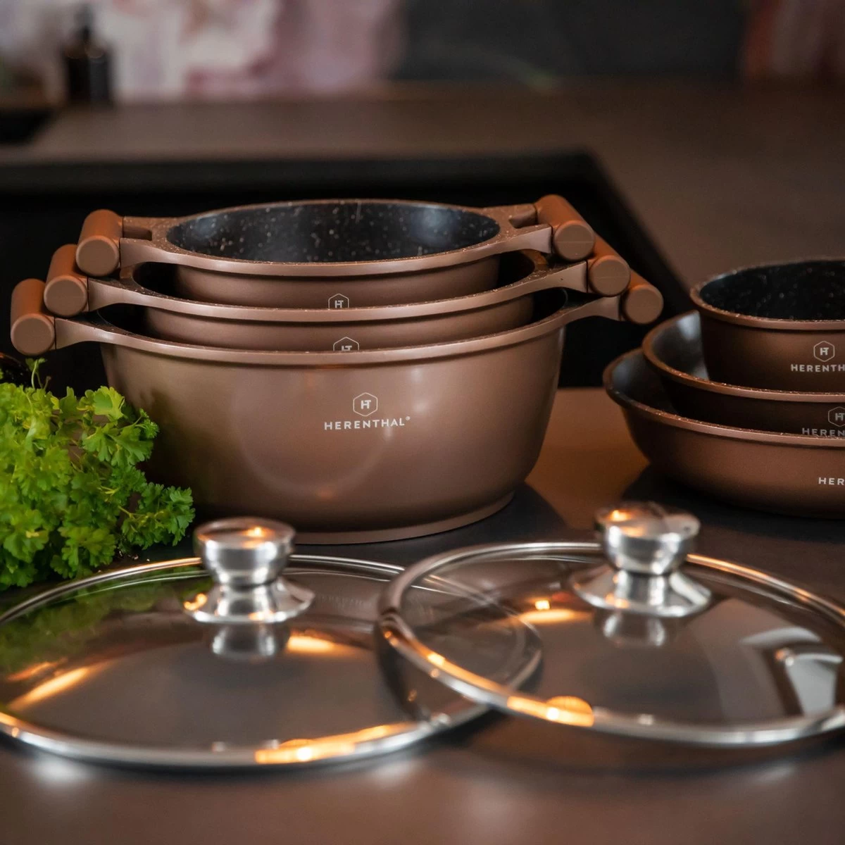 Herenthal Inductie Pannenset- Luxe 10-delige Koekenpannenset - Voor Alle Warmtebronnen - Met Glazen Deksels - Koper 5 Herenthal Inductie Pannenset- Luxe 10-delige Koekenpannenset - Voor Alle Warmtebronnen - Met Glazen Deksels - Koper - Afbeelding 5