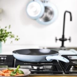 VitaVerde Expert Koekenpannenset Ø 24cm + Ø 28cm - Lichtblauw - Inductie - PFAS-vrij 13 VitaVerde Expert Koekenpannenset Ø 24cm + Ø 28cm - Lichtblauw - Inductie - PFAS-vrij -Korting Op Keukengerei 1200x1200 420