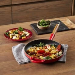 Le Creuset Koekenpan Signature Kersenrood - ø 28 Cm / 2.6 Liter - Geëmailleerde Anti-aanbaklaag -Korting Op Keukengerei 1200x1200 474