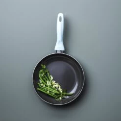 VitaVerde Expert Koekenpannenset Ø 20cm + Ø 24cm + Ø 28cm - Lichtblauw - Inductie - PFAS-vrij -Korting Op Keukengerei 1200x1200 542