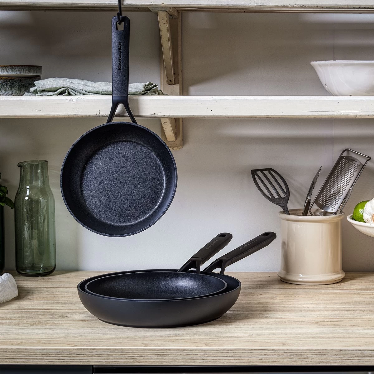 KitchenAid Classic Aluminium Koekenpannenset 3-delig ø20+24+28cm - Zwart - Inductie 2 KitchenAid Classic Aluminium Koekenpannenset 3-delig ø20+24+28cm - Zwart - Inductie - Afbeelding 2