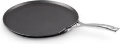 Le Creuset Les Forgees Pannenkoekpan 28cm -Korting Op Keukengerei 1200x441 1