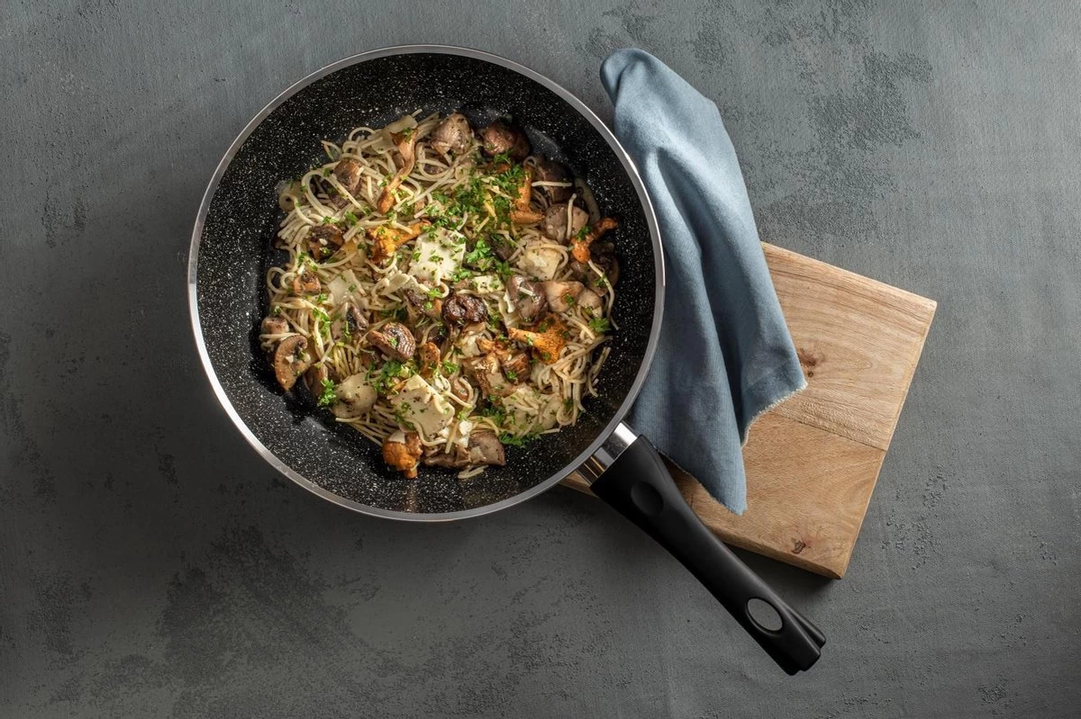 Sola Hapjespan Stonehenge - Ø 28 Cm - Zwart/wit - Aluminium - Antiaanbaklaag 6 Sola Hapjespan Stonehenge - Ø 28 Cm - Zwart/wit - Aluminium - Antiaanbaklaag - Afbeelding 6