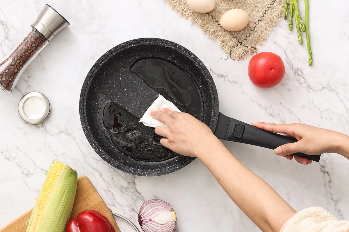 Swiss Pro+ | Set 14 Delige Pannenset | Inductie - Pannensets - Glazen Deksel - Met Afneembare Handgreep - Marmeren Interieur -PFAS-vrij | Black (Zwart) 7 Swiss Pro+ | Set 14 Delige Pannenset | Inductie - Pannensets - Glazen Deksel - Met Afneembare Handgreep - Marmeren Interieur -PFAS-vrij | Black (Zwart) - Afbeelding 7