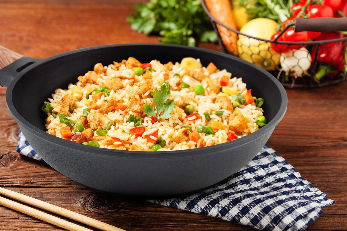 Rosmarino Black Line - Wokpan - Ø30cm - 100% PFAS & PFOA Vrij - Gegoten Aluminium - Non-stick Minerale Coating - Ergonomische Handgreep - Geschikt Voor Alle Warmtebronnen & Vaatwasser 5 Rosmarino Black Line - Wokpan - Ø30cm - 100% PFAS & PFOA Vrij - Gegoten Aluminium - Non-stick Minerale Coating - Ergonomische Handgreep - Geschikt Voor Alle Warmtebronnen & Vaatwasser - Afbeelding 5