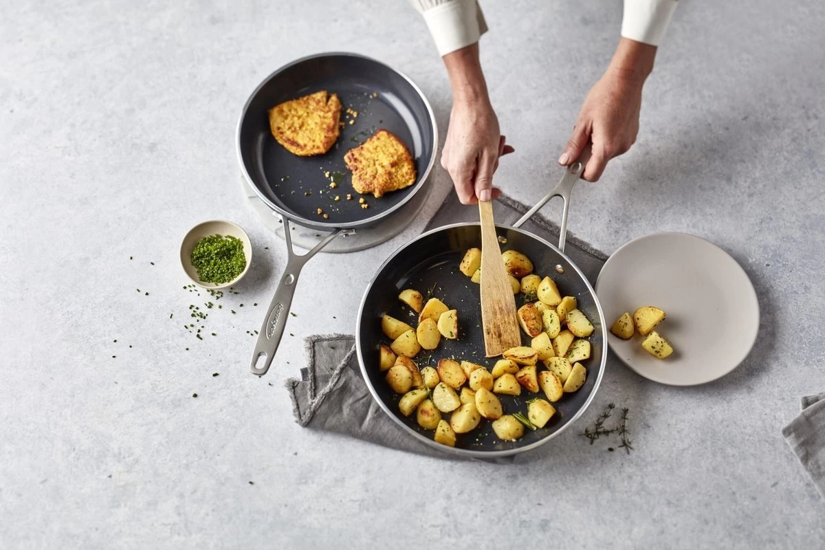 Demeyere Alu Industry 3 Koekenpannenset - Inductie - Pannenset 24 Cm + 28 Cm - Ceraforce Antikleeflaag - PTFE-vrij 7 Demeyere Alu Industry 3 Koekenpannenset - Inductie - Pannenset 24 Cm + 28 Cm - Ceraforce Antikleeflaag - PTFE-vrij - Afbeelding 7