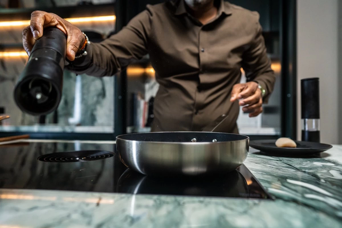 Soenil By ISENVI - Koekenpan Inductie - 28 CM - Keramische Pan - RVS Handgreep 5 Soenil By ISENVI - Koekenpan Inductie - 28 CM - Keramische Pan - RVS Handgreep - Afbeelding 5