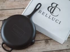 Belluci - Ø26cm - Koekenpan - Skillet + Deksel Geëmailleerde Gietijzeren Pan Voor BBQ En Inductie Incl. Accessoires - Hapjespan - Braadpan -Korting Op Keukengerei 1200x899 37