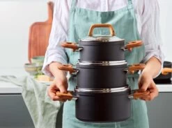 Gero Mark Kookpannenset - 4-delig - Zwart - Houtlook Grepen - Inductie - PFAS-vrij 12 Gero Mark Kookpannenset - 4-delig - Zwart - Houtlook Grepen - Inductie - PFAS-vrij -Korting Op Keukengerei 1200x900 12