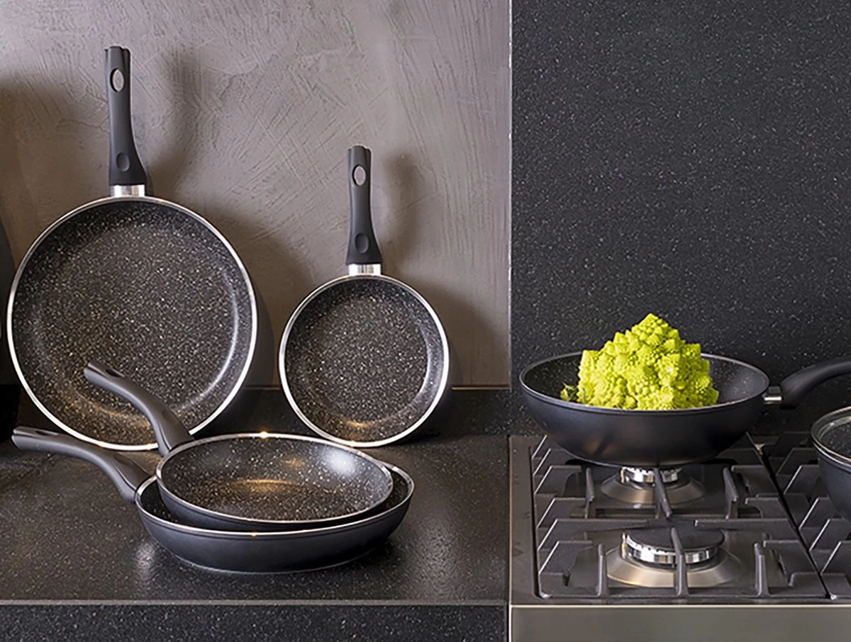 Sola Koekenpan Stonehenge - Ø 30 Cm - Zwart/wit - Aluminium - Antiaanbaklaag 2 Sola Koekenpan Stonehenge - Ø 30 Cm - Zwart/wit - Aluminium - Antiaanbaklaag - Afbeelding 2