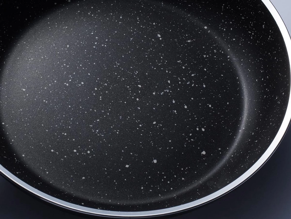 Sola Hapjespan Stonehenge - Ø 28 Cm - Zwart/wit - Aluminium - Antiaanbaklaag 4 Sola Hapjespan Stonehenge - Ø 28 Cm - Zwart/wit - Aluminium - Antiaanbaklaag - Afbeelding 4