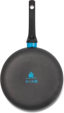 BK Blue Label Basics Hapjespan - Ø 24 Cm - Keramisch (PFAS Vrij) - Geen Inductie 5 BK Blue Label Basics Hapjespan - Ø 24 Cm - Keramisch (PFAS Vrij) - Geen Inductie -Korting Op Keukengerei 679x1200 3